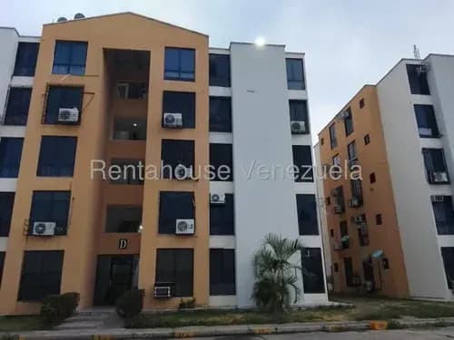Julio Latouche 26-18491 Apartamento En Venta Los Guayos Carabobo, Amplio, Cómodo, Vigilancia Privada, Conjunto Cerrado, Avenida Principal.
