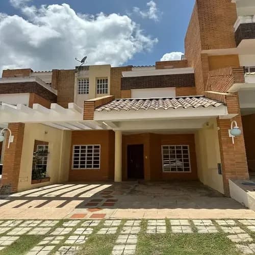 Sky Group Elite Vende Town House Res Monte Plata En Sector Mañongo