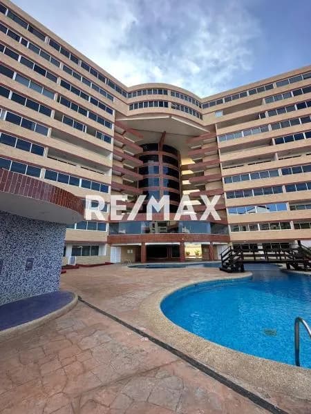 Apartamento remodelado, frente al cc la Vela, a 2 minutos de la playa, ideal para nomadas digitales