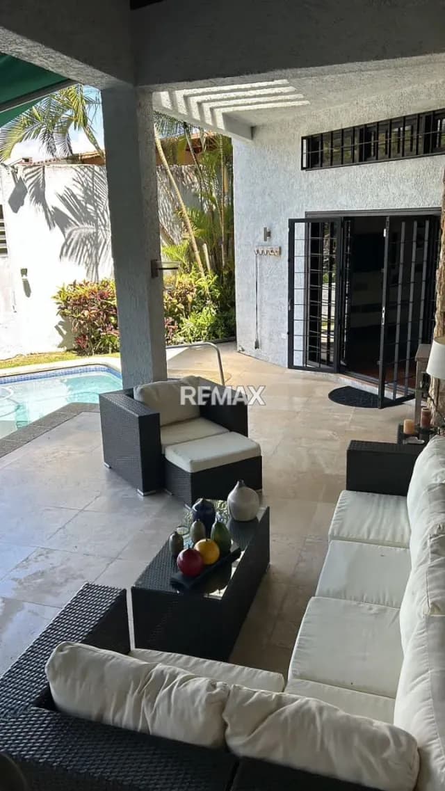 Casa con piscina en La Lagunita