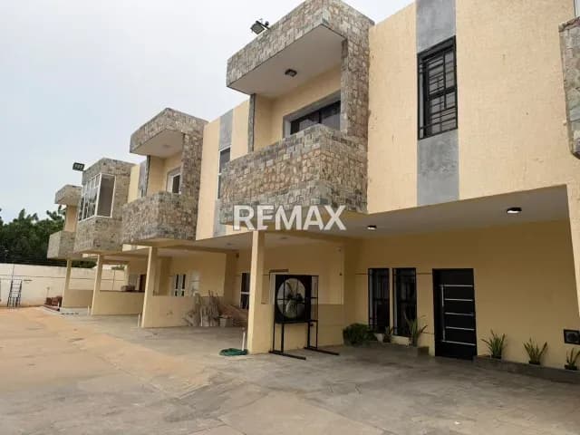VENDO TOWNHOUSE EN URB. MONTE BELLO