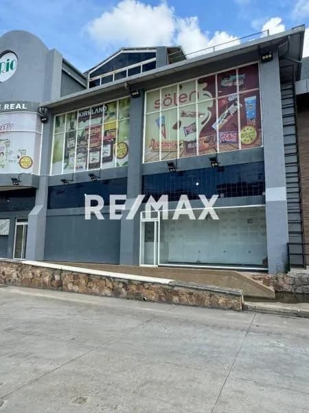 En venta excelente local comercial, ubicado en el Centro Comercial Puente Real, Nueva Barcelona