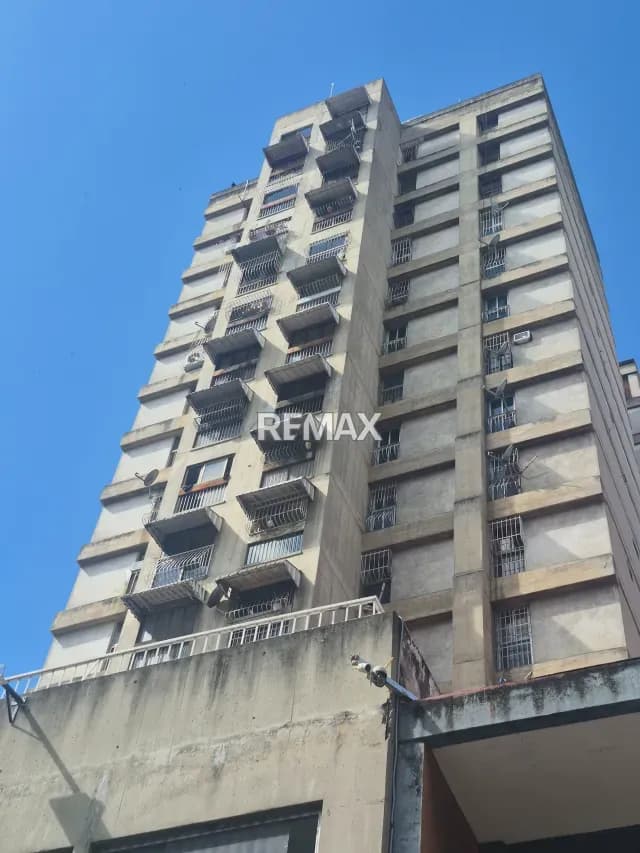 SE VENDE COMODO, AMPLIO E ILUMINADO APARTAMENTO EN AVENIDAD AVENIDA UNIVERSIDAD LA CANDELARIA CENTRO PISO 14