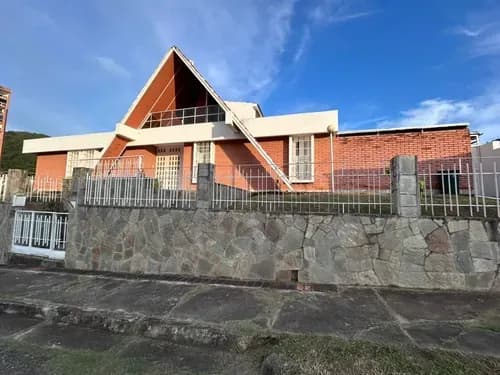 Casa Tipo Chalet De 3 Niveles En Venta. Valencia, Urb. Lomas Del Este, Calle Cerrada (mer)