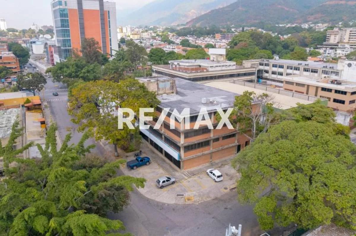 SE VENDE EDIFICIO DE USO COMERCIALINDUSTRIAL EN LA URB. LA URBINA CALLE 1 78-25-05