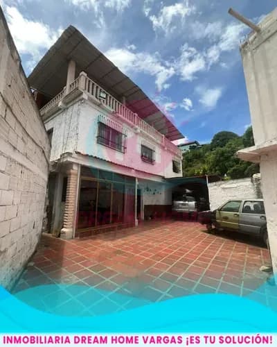 Casa En Mamo, Catia La Mar , La Guaira De Tres Pisos Y Puesto Amplio De Estacionamiento