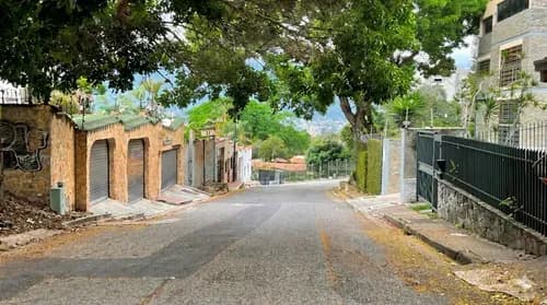 Oportunidad Estratégica En Bello Monte: 300 M2 De Terreno Y Sólida Construcción
