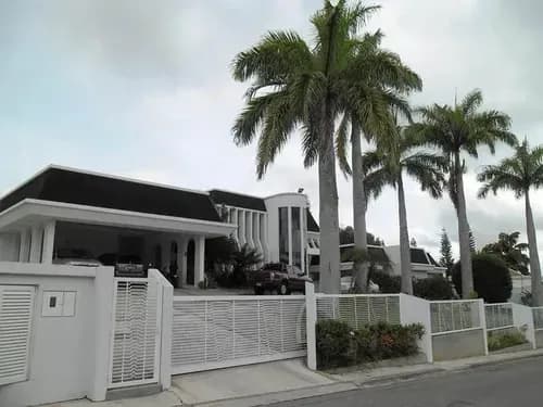 Espectacular Casa De Múltiples Ambientes En Venta, En Calle Privada Y De Muy Buena Ubicación En La Urbanización, Bello Jardín Con Terraza Para Fiestas En La Lagunita Country Club Mls #23-16964