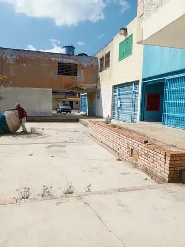 Local 77m2 C.c. La Begona, Naguanagua. Planta Baja Y Mezzanina, Piso Granito, Recien Remodelado, 2 Santamarias, Bano, Impermeabilizado. Av. 190 Cerca Col. Moral Y Luces. Ref 24.500 Negociable.