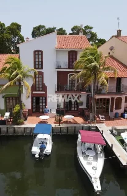 Acogedora Villa en alquiler en el Conjunto Residencial Pueblo Viejo, amoblada y equipada en todos los niveles, decoración Mediterránea.