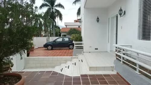 Casa De 2 Niveles En Venta Valencia Urb Trigal Norte. Calle Cerrada, Espaciosa Y Confortable (mer)