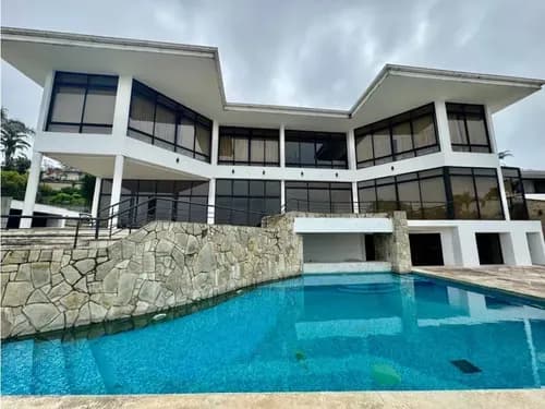 Se Vende Casa 929m2 5h+2s+ch/30p La Lagunita