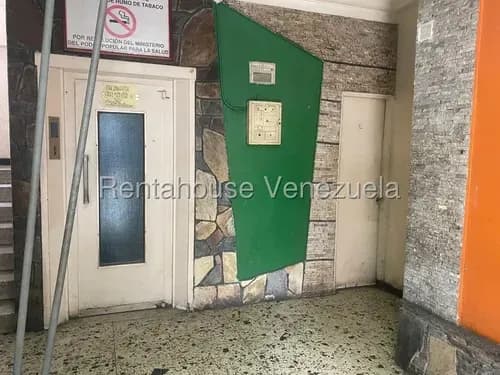 Fjm Se Vende Edificio Completo El Cual Actualemente Funciona Como Hotel, Esta Completamente Para Remodelar, Consta De 5 Pisos, 5 Habitaciones Por Piso Mas 4 Habitaciones Mas. Adiciona Posee Un Sotano