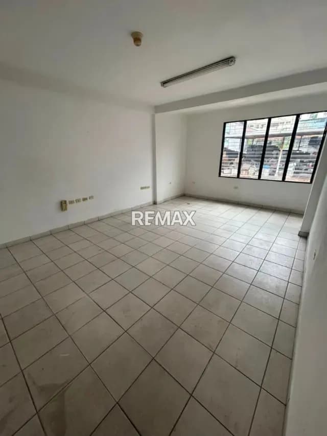LOCAL COMERCIAL EN ALQUILER EN EL CENTRO EDIFICIO OASIS