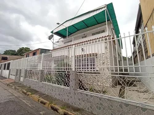 Amplia Casa En Venta Ubicada En Maracay Urb La Coromoto Db 25-14273