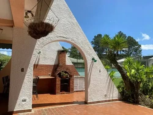 El Placer, Casa Ubicada En Urbanización Cerrada En Una De Las Zonas Más Frescas De Caracas. Con Vigilancia Privada,