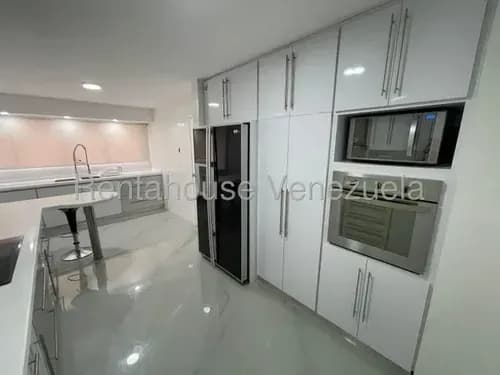 Tg Apartamento En Venta En Las Esmeraldas, 188 Mt2 Remodelado, Clima Fresco, Linda Vista 26-1232