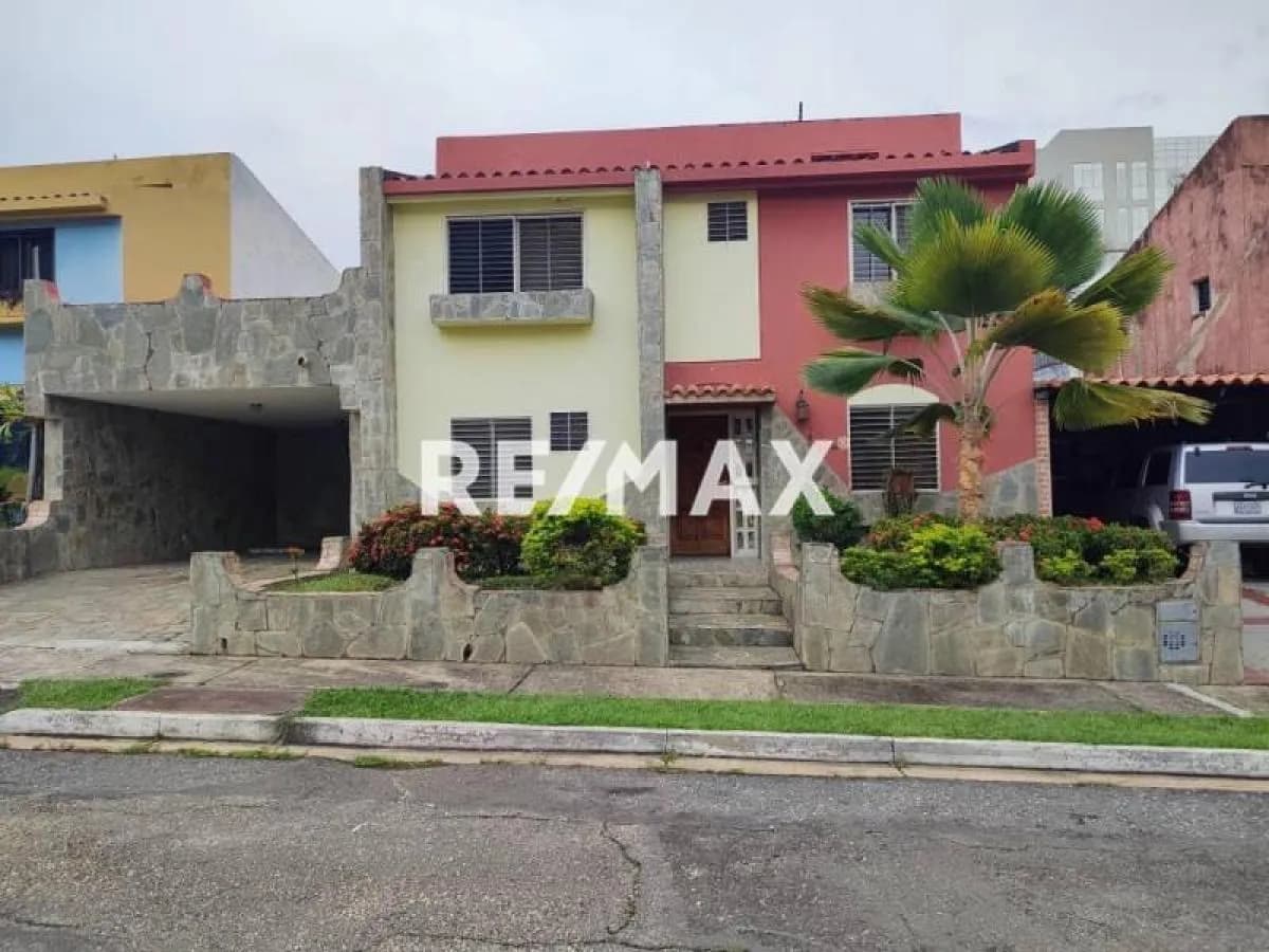 En venta casa en Res. Parque Mirador , av cuatricentenaria vía Guataparo.