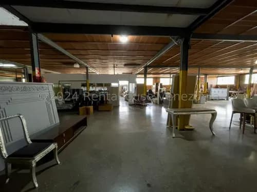 Amplio Espacio Para Ser Usado Como Oficina, Local Comercial O Depósito Con Zonificación Ic 25-1135