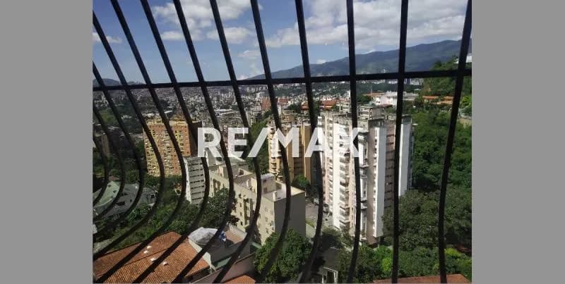 Acogedor Apartamento 2H+S, Remodelado, CParking y Fibra Óptica, ¡Vívelo Cerca de la UCV!