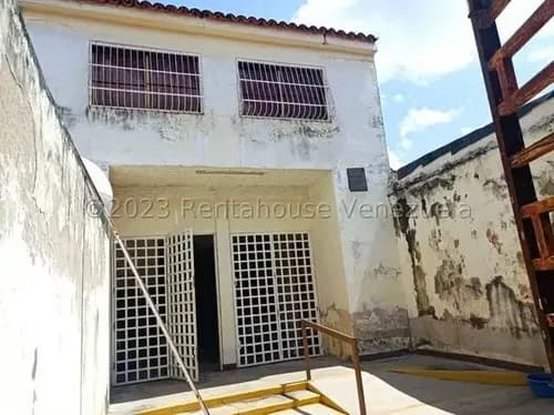 Casa En Venta Ampla En Zona Repuestera Posee Apartamento Con Entrada Independiente En La Candelaria De Valencia