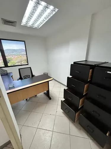 Cómoda Oficina Paseo El Parral, Urb El Parral Norte Valencia Piso Alto, Buen Precio Semi Amoblada. Con Vigilancia
