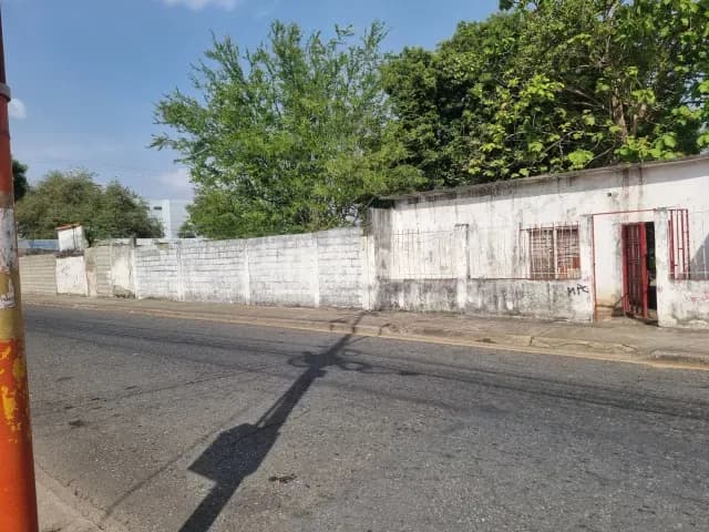 EXCELENTE OPORTUNIDAD: En Venta espacioso Terreno en esquina 897 M2