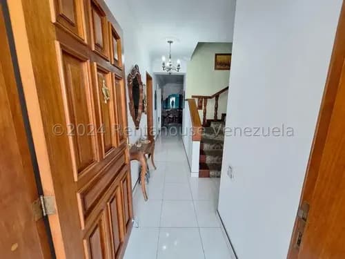 Raíza Suárez Vende 2 5 5 4 9 8 Espectacular Casa Tipo Apartamento Con Cocina Moderna, Family Room, Mini Tasca, Terraza Con Vista Panorámica, Planta Eléctrica, Este De Barquisimeto.