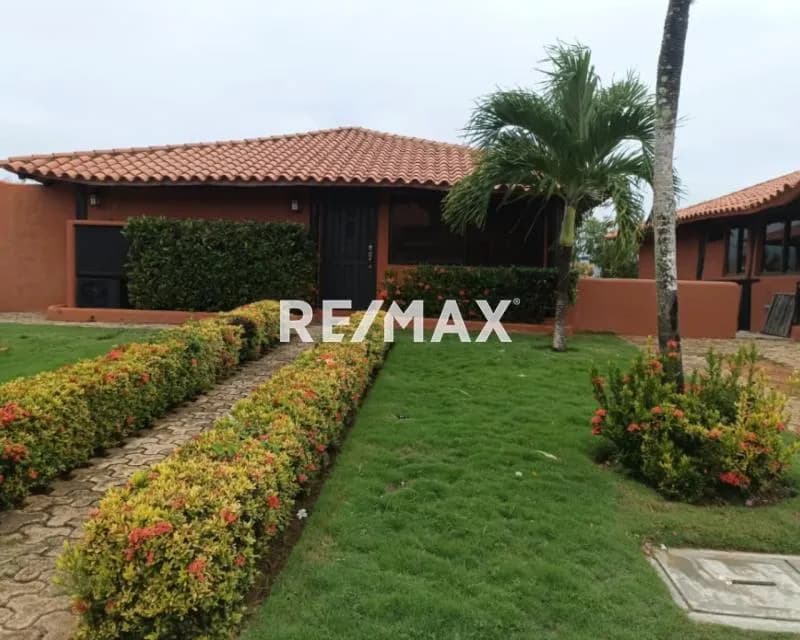 EXCLUSIVA CASA DÚPLEX DE ESTILO RÚSTICO, MODERNO Y LUJOSO, EN EL CONJUNTO LAS CHURUATAS EN PLAYA MORENO
