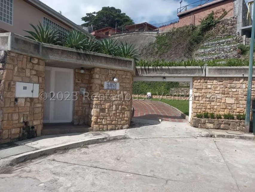 Casa (Duplex) en Venta en Prados del Este, Distrito Metropolitano