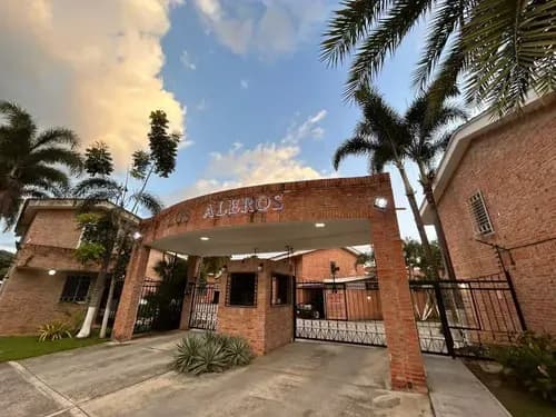 Tonwhouse En Venta, Urb Colinas De Guataparo, Planta Electrica 100%, Abril Sn