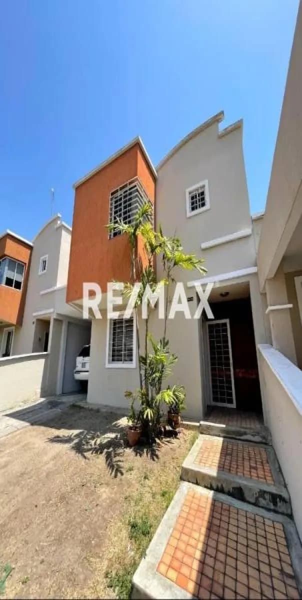 VENTA CASA EN EL ESTE, CIUDAD ROCA
