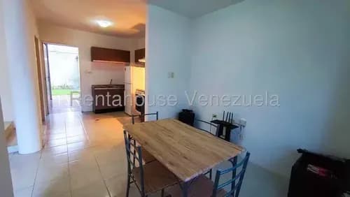 Townhouse Semi-amoblado En Av. Principal De Cabudare: 2 Habitaciones, Área Social Y Tanque De 90.000l @eloisabermudez.rah