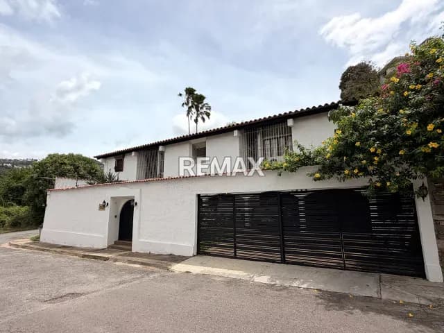 CASA PRADOS DEL ESTE EN CALLE CERRADA AMPLIO JARDÍN 25-75