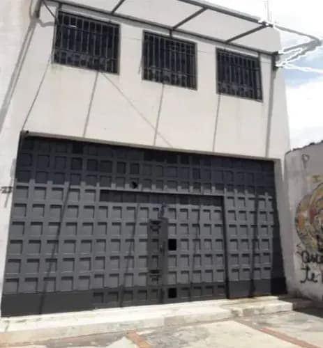 Local Comercial De Dos Plantas, En La Av. Bolívar Sur. Pll-398