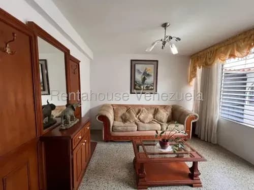 Daniela Linarez Vende Casa De 2 Niveles Ideal Para Uso Comercial Y Residencial Con Sala, Estudio, Cocina Comedor, Patio, 3 Habitaciones, 2 Baños, Sala De Estar Con Balcón, Oeste De Barquisimeto