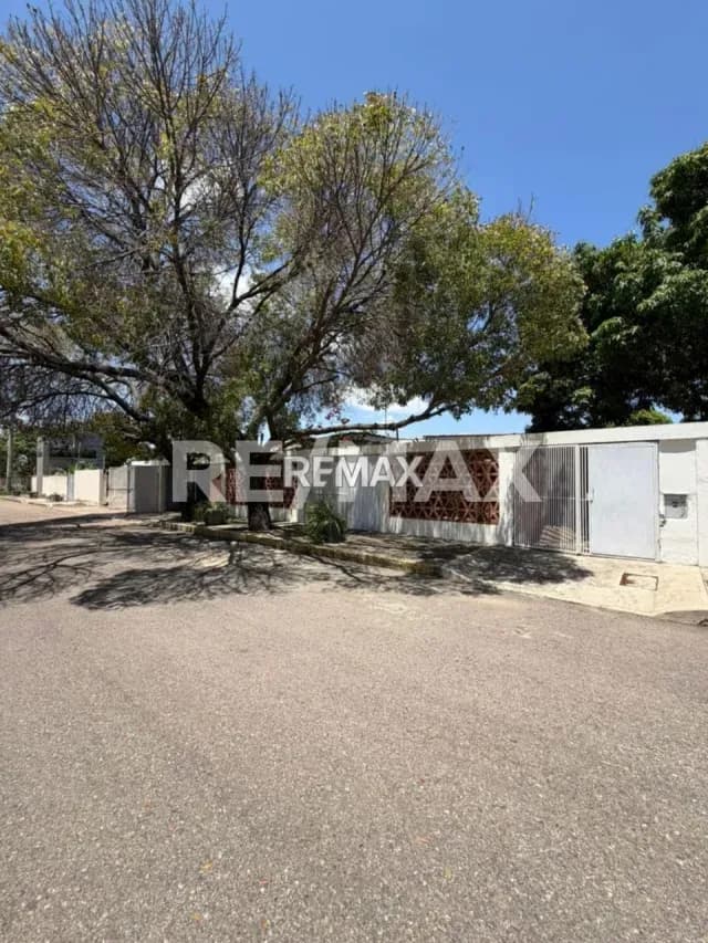 VENTA DE DOS TERRENOS IDEAL PARA USO RESIDENCIAL O COMERCIAL SECTOR CANTA CLARO MARACAIBO
