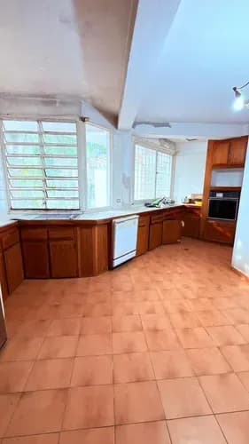 Con 323 Metros Cuadrados De Terreno Y Construcción, Esta Propiedad Destaca Por Su Amplitud. Cuenta Con 5 Habitaciones Principales Más Servicio, Y Un Total De 6 Baños, Ofreciendo El Espacio Perfecto Pa