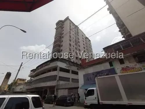 Jip 25-17696. Rent-a-house Vende Comodo Apartamento De 135 Mts2, 3 Hamplias Habitaciones 3 Salas De Baños, Aire Acondicionado Central, Pozo Propio. En Zona Centro, Maracay