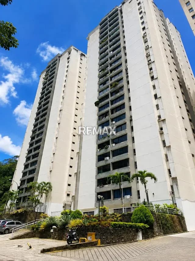 Bello apartamento en venta en Urb. Manzanares, sector Oeste, con fabulosa vista a la montaña de Pinos y las áreas comunes