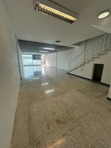 Local Industrial En Alquiler Con Mezzanina Zona Industrial Municipal Norte Jc-lp
