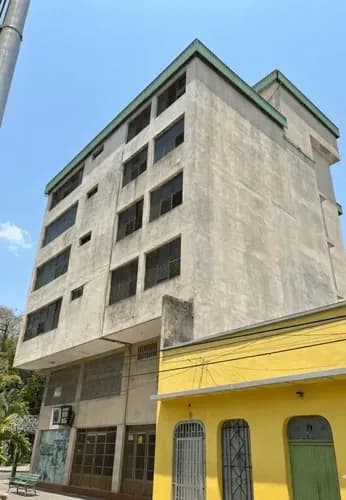 Edificio Con Mezzanina En Venta Plaza Bolívar De San Fernando De Apure Ls
