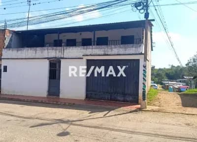 EN VENTA, CASA BIFAMILIAR DE 2 NIVELES EN RUBIO