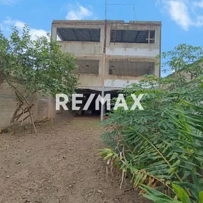 CASA DE TRES NIVELES EN SAN DIEGO, Sector El Polvero, Cera de la UAM