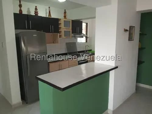 Apto En Una De Las Mejores Zonas De Valencia Norte. Consta Con Amplios Espacios, 2 Habitaciones, 1 Estudio, 2 Banos, Cocina, Comedor, Cuenta Con Pozo Y Planta Electrica 50%