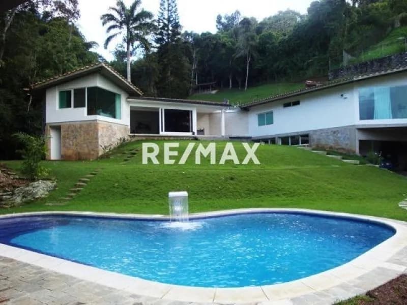 CASA EN VENTA UBICADA EN CALLE CERRADA CON PISCINA