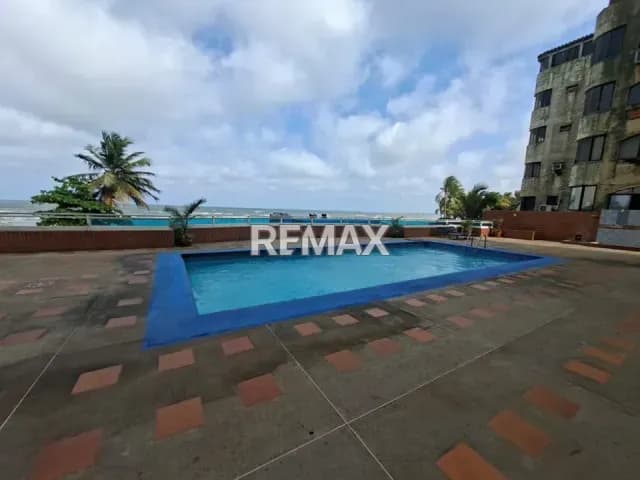 EN ENTA COMODO APARTAMENTO CON HERMOSA VISTA AL MAR EN EL EDIFICIO BRISMAS SUITES EN LA AVENIDA SILVA DE TUCACAS