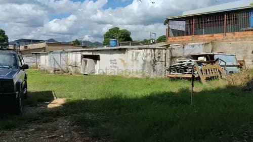 Amplio Terreno Con Bienhechuría. Con 3 Habitaciones, 2 Habitaciones Tipo Oficinas Individuales Con Baño Y La 3 Era Habitación Es Un Pequeño Deposito.
