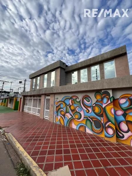 SE VENDE CASA COMERCIAL DE 2 PLANTAS CON EXCELENTE UBICACIÓN EN MONTE CLARO