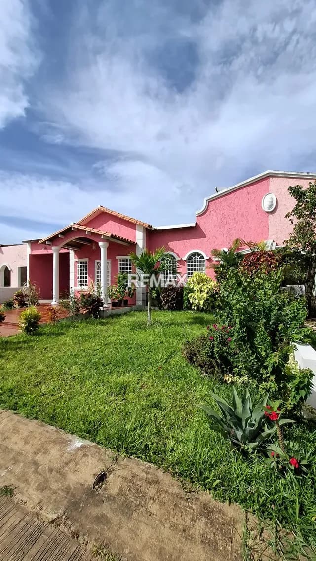 Se Vende Casa en Urb. Valle de Luna Tipuro